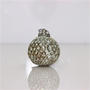 Staklena kuglica rombus 7,5x8cm srebrna