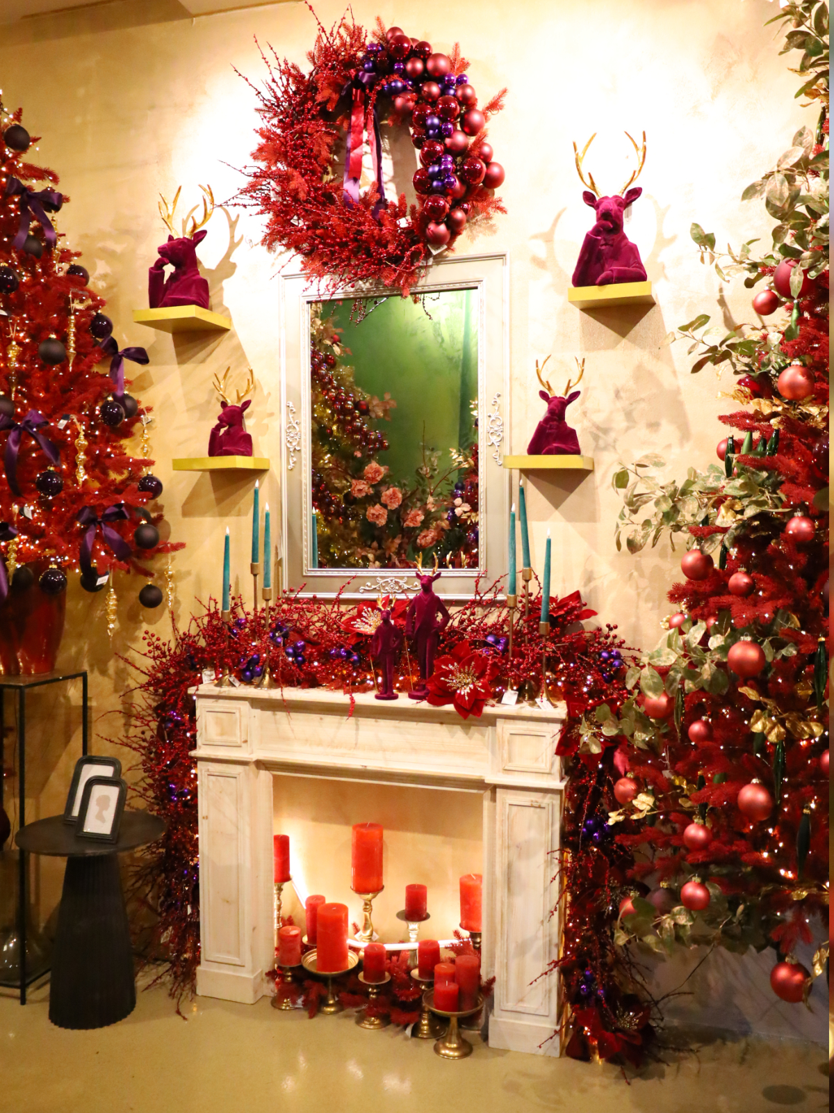 Burgundy ili Bordeaux Božić_kamin i vijenac